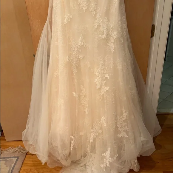 Vera Wang Strapless Lace Bridal Gown - Picture 6 of 12